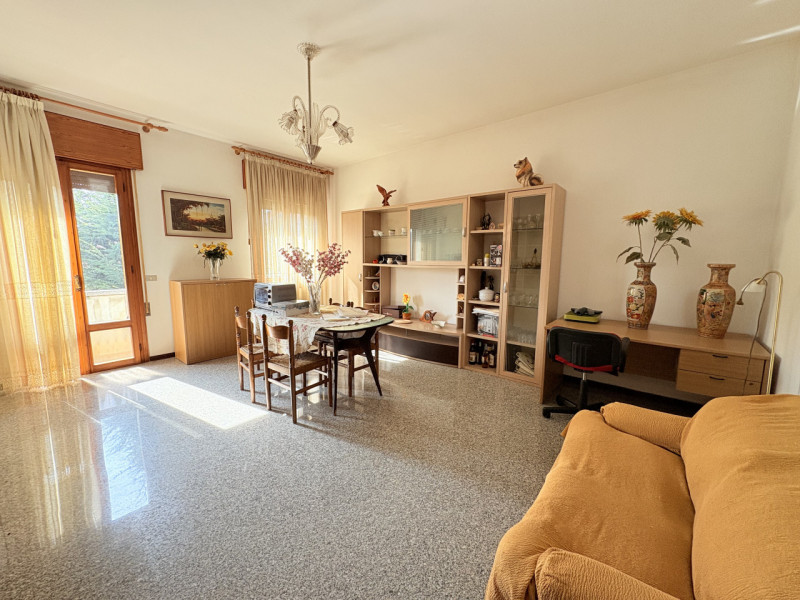 Appartamento quadrilocale con ampio magazzino di proprietà in zona centrale a Torreglia.

Inserit...