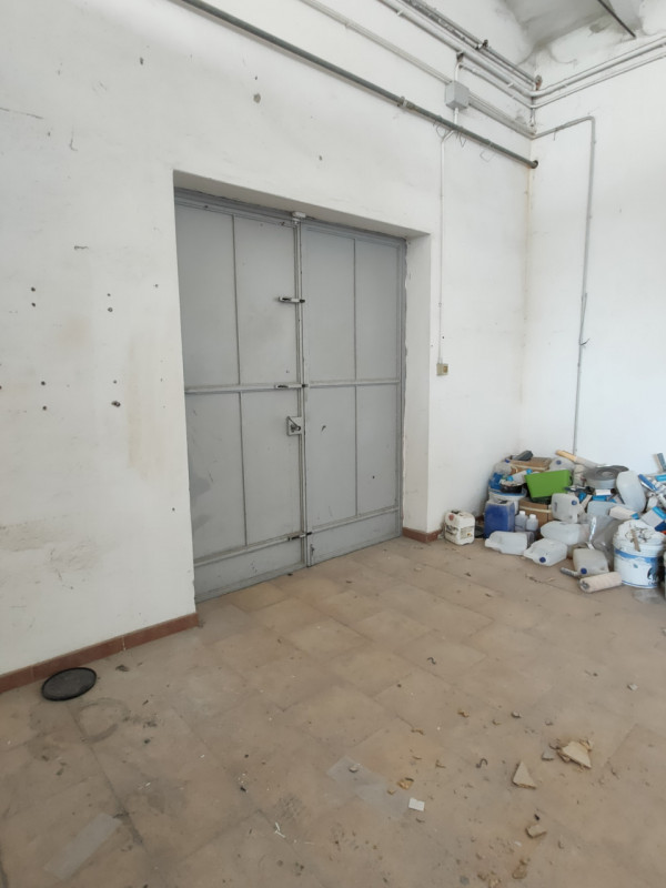 Rovigo direzione Borsea a ridosso della zona artigianale  ottima opportunità, fronte strada, comp...