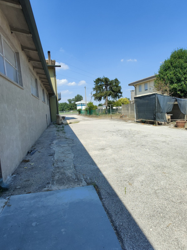 Rovigo direzione Borsea a ridosso della zona artigianale  ottima opportunità, fronte strada, comp...