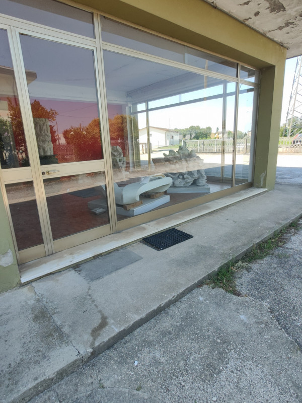 Rovigo direzione Borsea a ridosso della zona artigianale  ottima opportunità, fronte strada, comp...