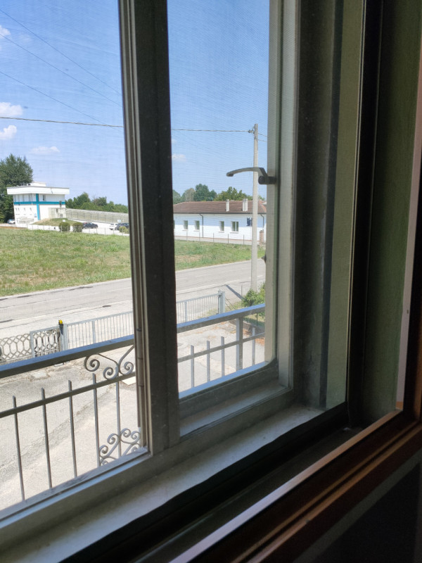 Rovigo direzione Borsea a ridosso della zona artigianale  ottima opportunità, fronte strada, comp...