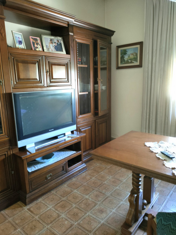 Rovigo direzione Borsea a ridosso della zona artigianale  ottima opportunità, fronte strada, comp...