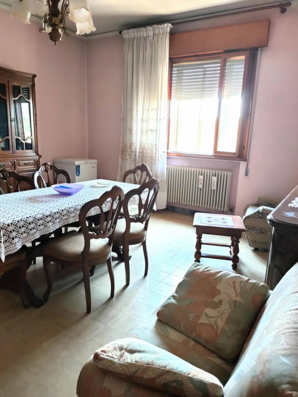 Rovigo direzione Borsea a ridosso della zona artigianale  ottima opportunità, fronte strada, comp...