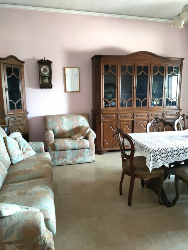 Rovigo direzione Borsea a ridosso della zona artigianale  ottima opportunità, fronte strada, comp...