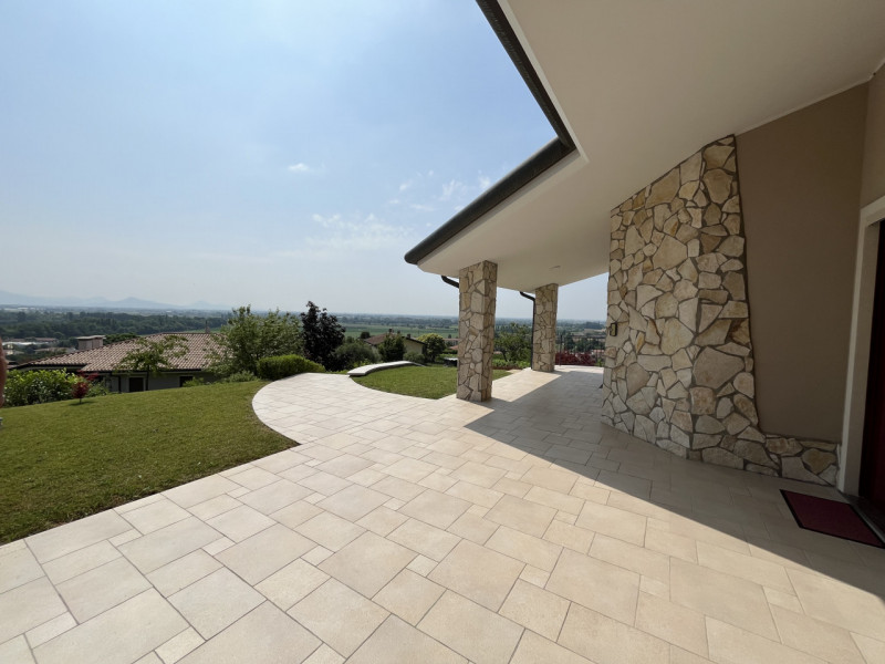 ORGIANO: Scopri questa straordinaria opportunità immobiliare situata sul colle di Orgiano. Questa...