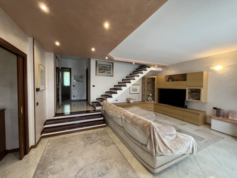 ORGIANO: Scopri questa straordinaria opportunità immobiliare situata sul colle di Orgiano. Questa...