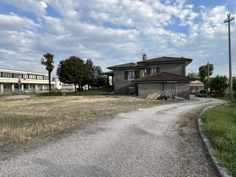 Sei alla ricerca di una casa che unisca comfort abitativo e spazi extra per coltivare passioni, h...