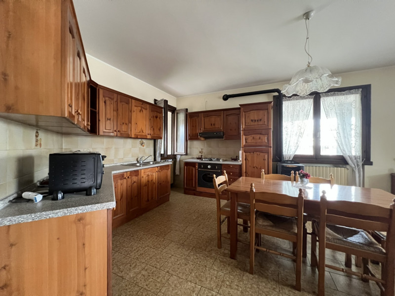 Sei alla ricerca di una casa che unisca comfort abitativo e spazi extra per coltivare passioni, h...