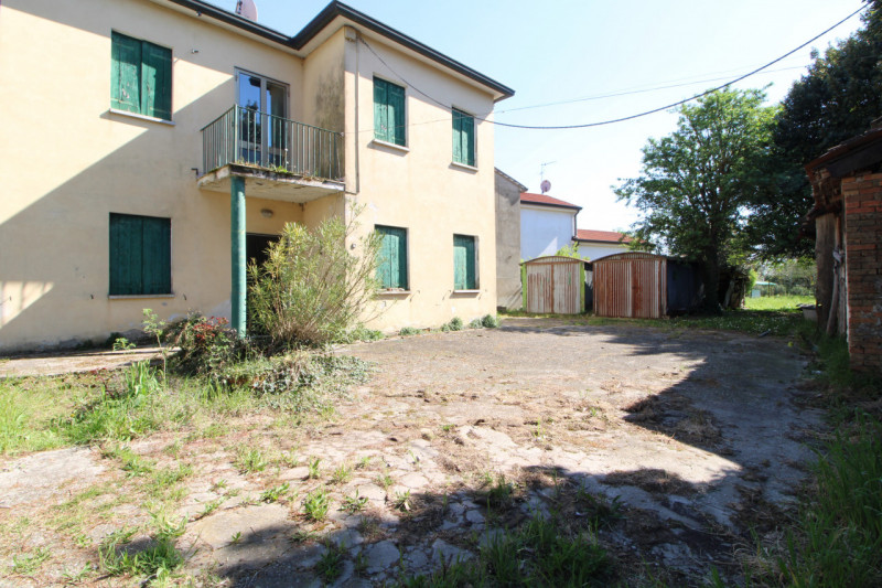 Presso la zona di Marco Polo a Monselice, si propone casa singola di generose dimensioni da ristr...