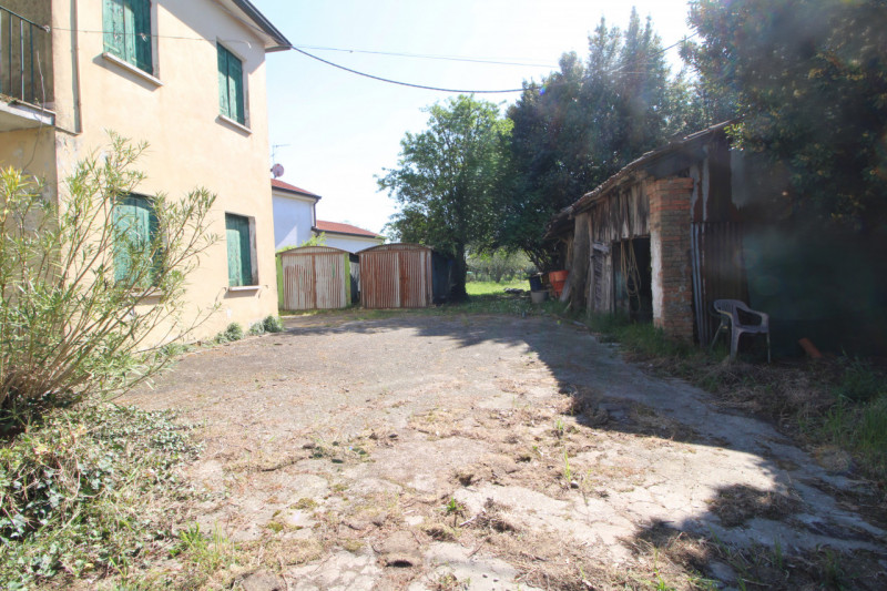 Presso la zona di Marco Polo a Monselice, si propone casa singola di generose dimensioni da ristr...