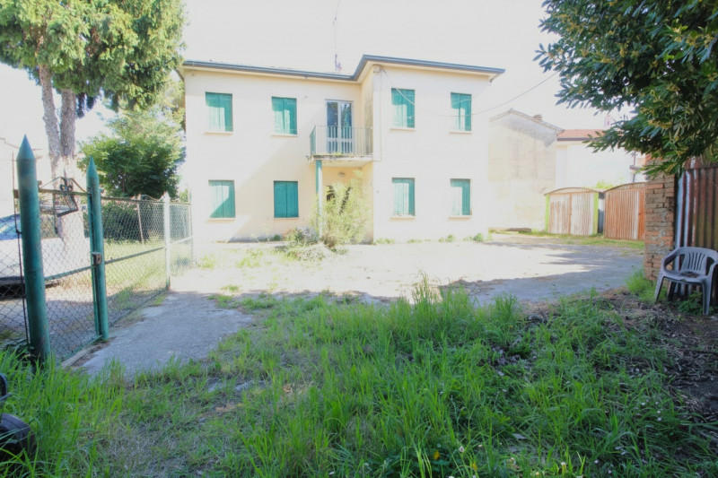 Presso la zona di Marco Polo a Monselice, si propone casa singola di generose dimensioni da ristr...