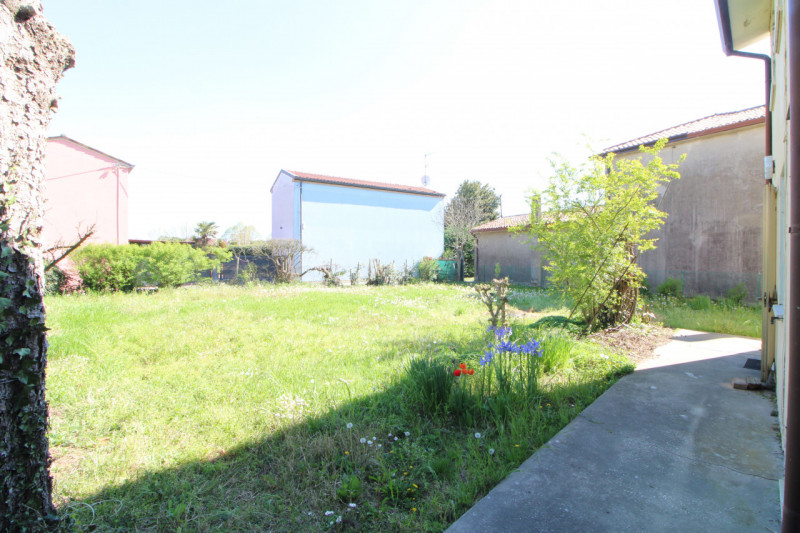 Presso la zona di Marco Polo a Monselice, si propone casa singola di generose dimensioni da ristr...