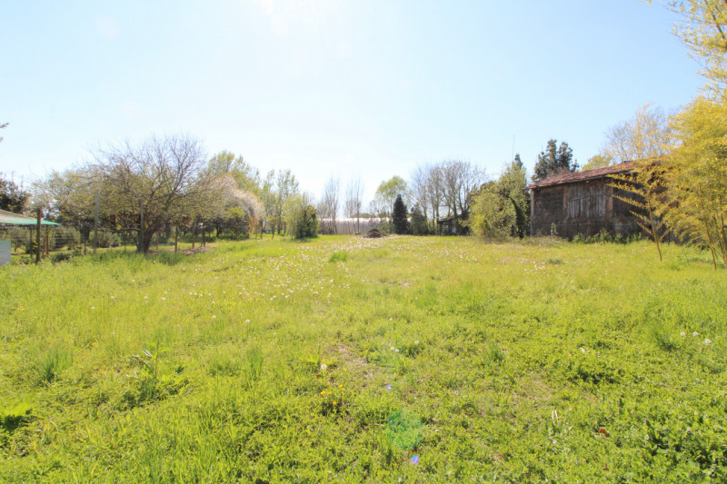 Presso la zona di Marco Polo a Monselice, si propone casa singola di generose dimensioni da ristr...