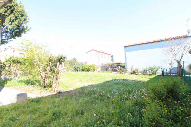 Presso la zona di Marco Polo a Monselice, si propone casa singola di generose dimensioni da ristr...