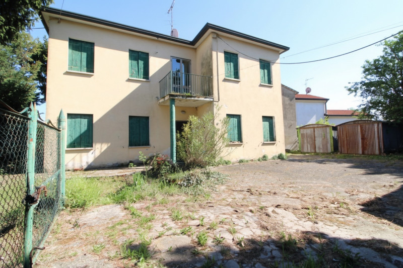 Presso la zona di Marco Polo a Monselice, si propone casa singola di generose dimensioni da ristr...