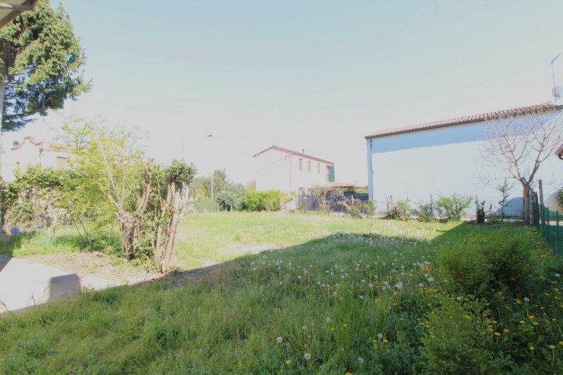 Presso la zona di Marco Polo a Monselice, si propone casa singola di generose dimensioni da ristr...