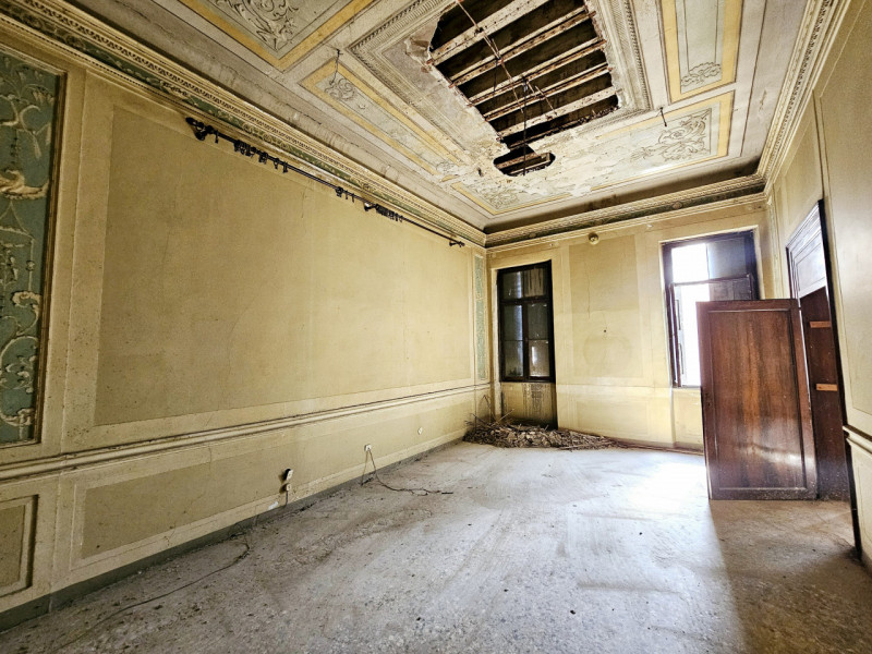 Situato nel cuore di Rovigo, all'angolo tra Via Giovanni Miani e Via Francesco Viviani, questo pa...