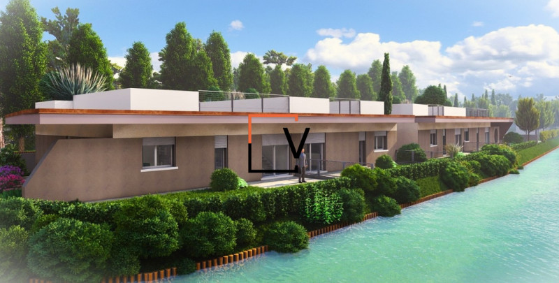 V374 - Proponiamo in vendita porzione di villa a schiera disposta su un unico piano con giardino ...