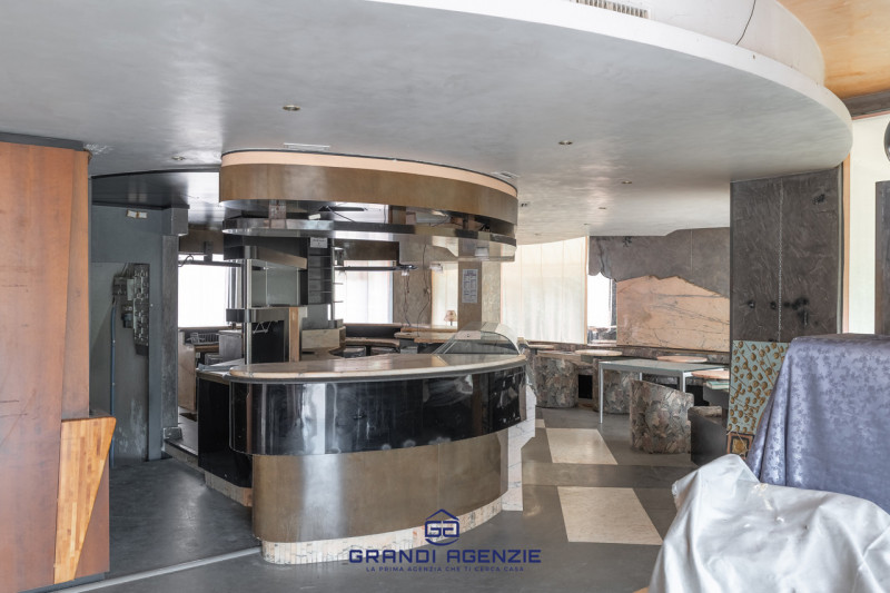 Situata in una posizione di prim'ordine, questa proprietà in riva al lago rappresenta una straord...