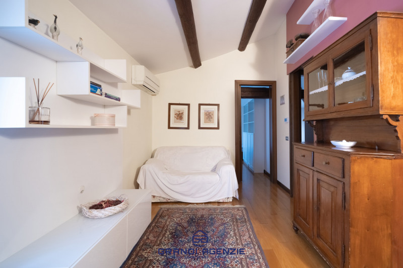 Situata in una posizione di prim'ordine, questa proprietà in riva al lago rappresenta una straord...