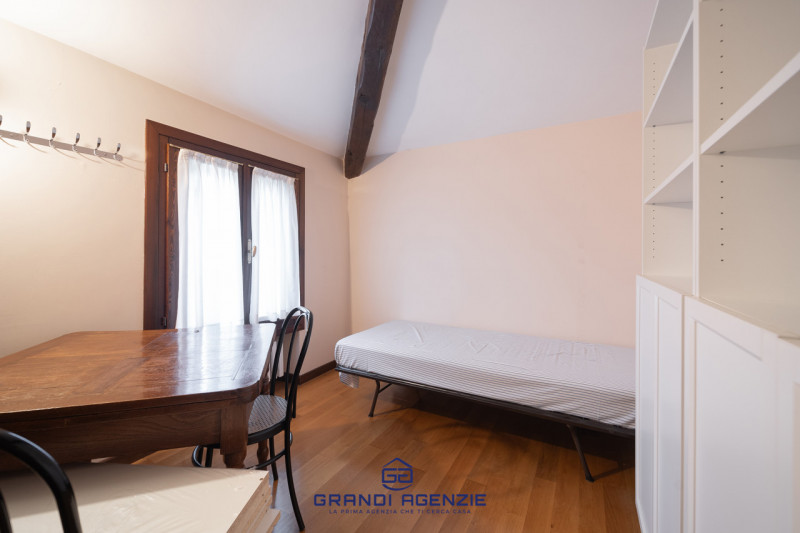 Situata in una posizione di prim'ordine, questa proprietà in riva al lago rappresenta una straord...