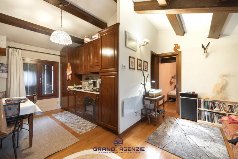 Situata in una posizione di prim'ordine, questa proprietà in riva al lago rappresenta una straord...