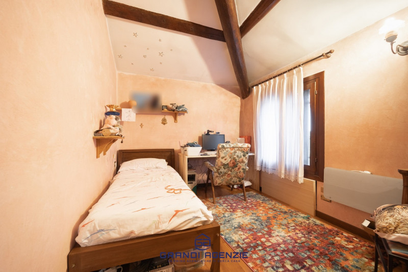 Situata in una posizione di prim'ordine, questa proprietà in riva al lago rappresenta una straord...