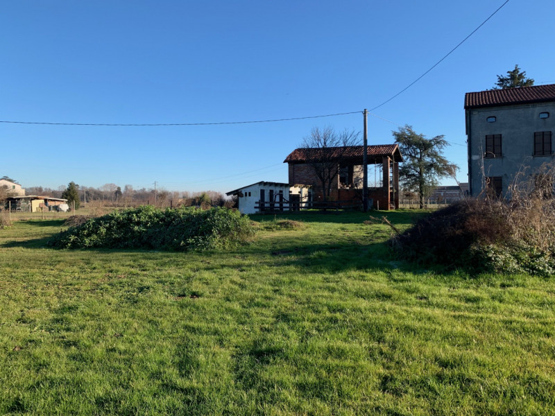 Su un lotto di 4000mq sorge un rustico di pianta di 200mq che si eregge su 3 livelli. All’interno...