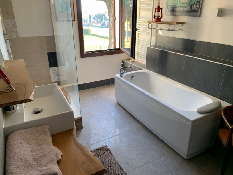 Su un lotto di 4000mq sorge un rustico di pianta di 200mq che si eregge su 3 livelli. All’interno...