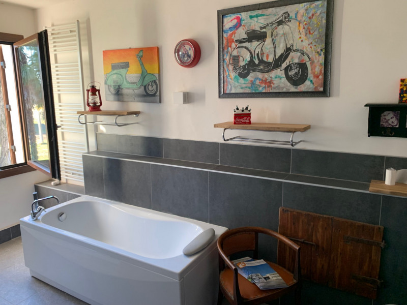 Su un lotto di 4000mq sorge un rustico di pianta di 200mq che si eregge su 3 livelli. All’interno...