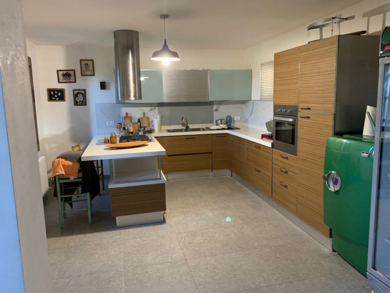 Su un lotto di 4000mq sorge un rustico di pianta di 200mq che si eregge su 3 livelli. All’interno...