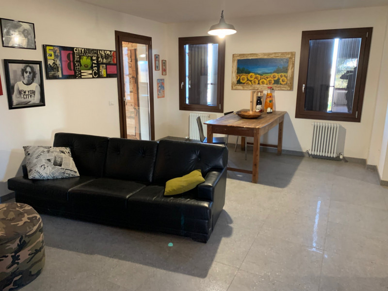 Su un lotto di 4000mq sorge un rustico di pianta di 200mq che si eregge su 3 livelli. All’interno...