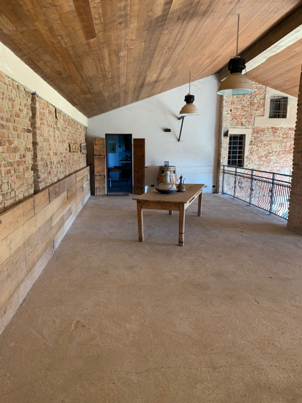 Su un lotto di 4000mq sorge un rustico di pianta di 200mq che si eregge su 3 livelli. All’interno...