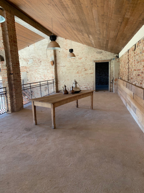 Su un lotto di 4000mq sorge un rustico di pianta di 200mq che si eregge su 3 livelli. All’interno...