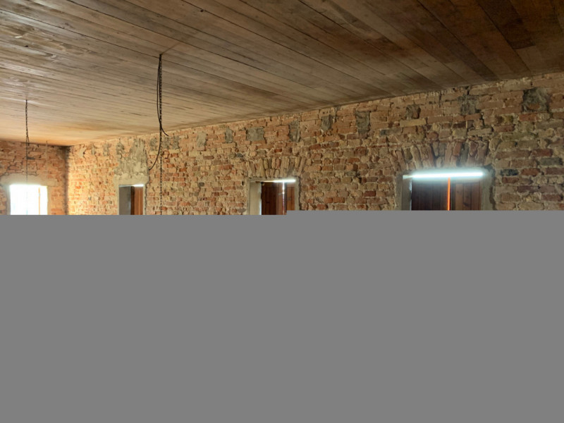 Su un lotto di 4000mq sorge un rustico di pianta di 200mq che si eregge su 3 livelli. All’interno...