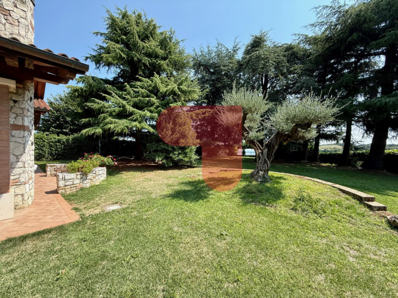 Scopri questa affascinante villa singola situata a Santa Margherita, un comune pittoresco noto pe...