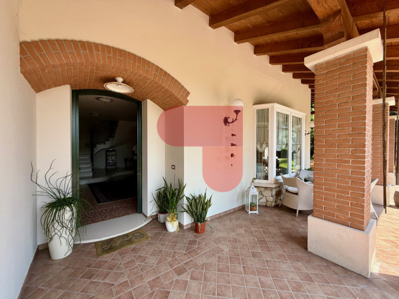 Scopri questa affascinante villa singola situata a Santa Margherita, un comune pittoresco noto pe...