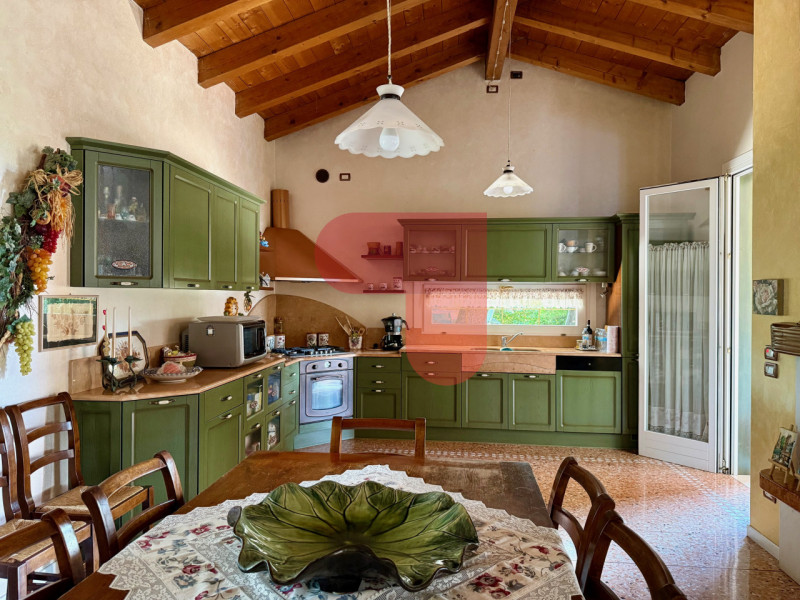 Scopri questa affascinante villa singola situata a Santa Margherita, un comune pittoresco noto pe...