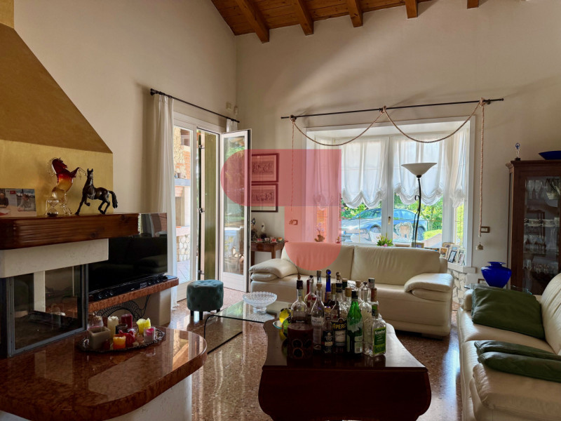 Scopri questa affascinante villa singola situata a Santa Margherita, un comune pittoresco noto pe...