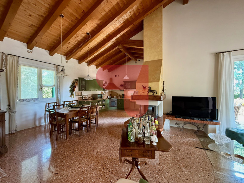 Scopri questa affascinante villa singola situata a Santa Margherita, un comune pittoresco noto pe...