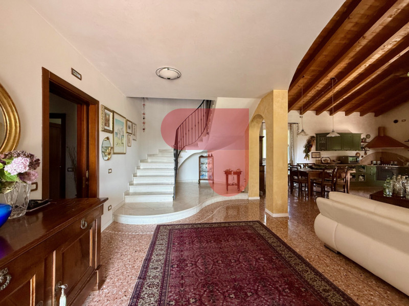 Scopri questa affascinante villa singola situata a Santa Margherita, un comune pittoresco noto pe...