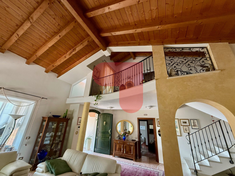 Scopri questa affascinante villa singola situata a Santa Margherita, un comune pittoresco noto pe...