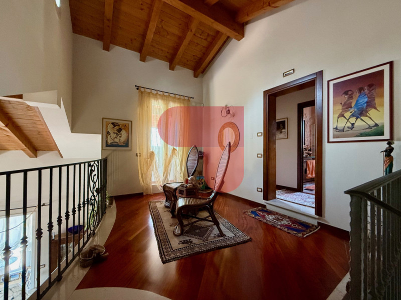 Scopri questa affascinante villa singola situata a Santa Margherita, un comune pittoresco noto pe...