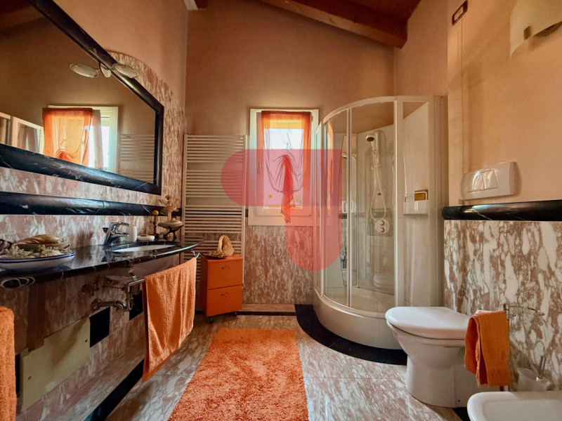 Scopri questa affascinante villa singola situata a Santa Margherita, un comune pittoresco noto pe...