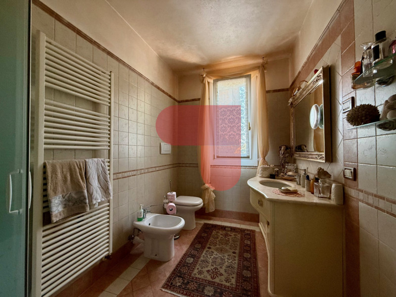 Scopri questa affascinante villa singola situata a Santa Margherita, un comune pittoresco noto pe...