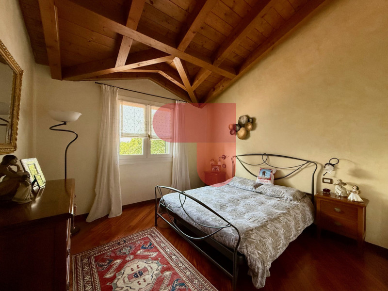 Scopri questa affascinante villa singola situata a Santa Margherita, un comune pittoresco noto pe...