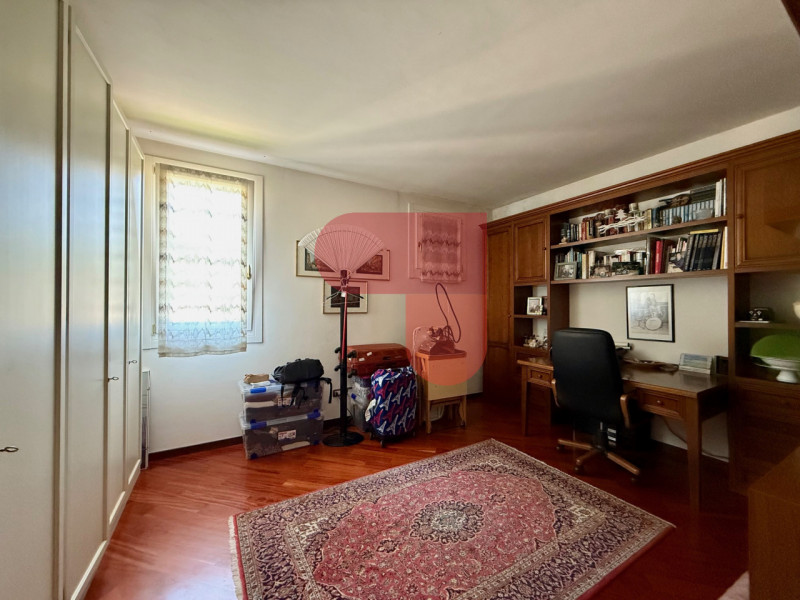 Scopri questa affascinante villa singola situata a Santa Margherita, un comune pittoresco noto pe...