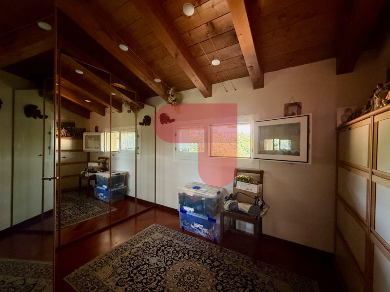 Scopri questa affascinante villa singola situata a Santa Margherita, un comune pittoresco noto pe...