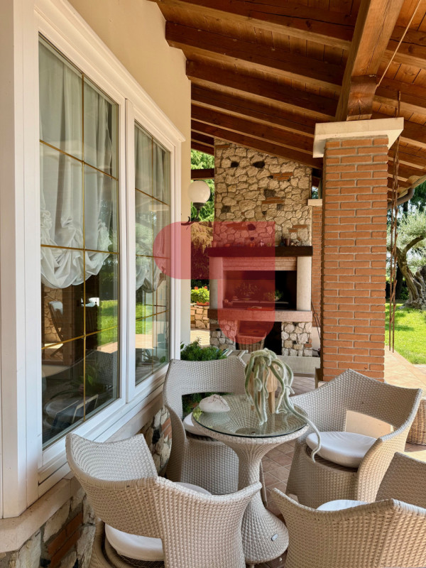 Scopri questa affascinante villa singola situata a Santa Margherita, un comune pittoresco noto pe...