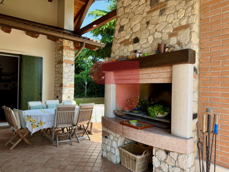 Scopri questa affascinante villa singola situata a Santa Margherita, un comune pittoresco noto pe...